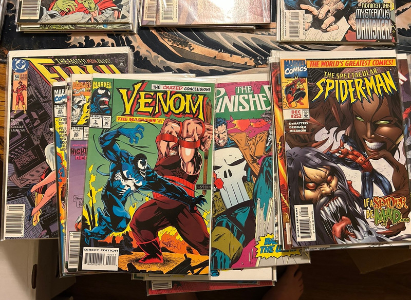 40 Comic Book Lot Spider-Man X-Men Venom Batman Marvel DC Bulk Collection