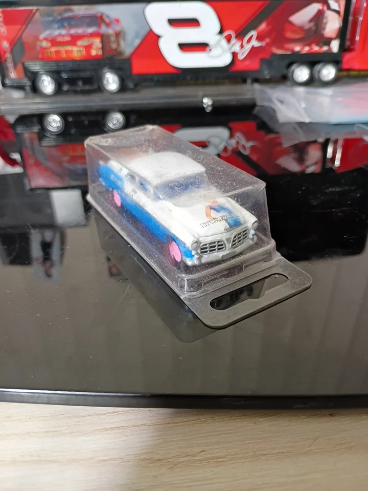 Johnny Lightning Marilyn Monroe Chase 55 Chrysler C 300 1:64 Diecast China Pink - Image 3 of 4