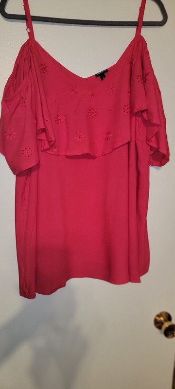 Torrid Women's Size 3X Challis Eyelet Border Cold Shoulder Top HOT PINK NWOT