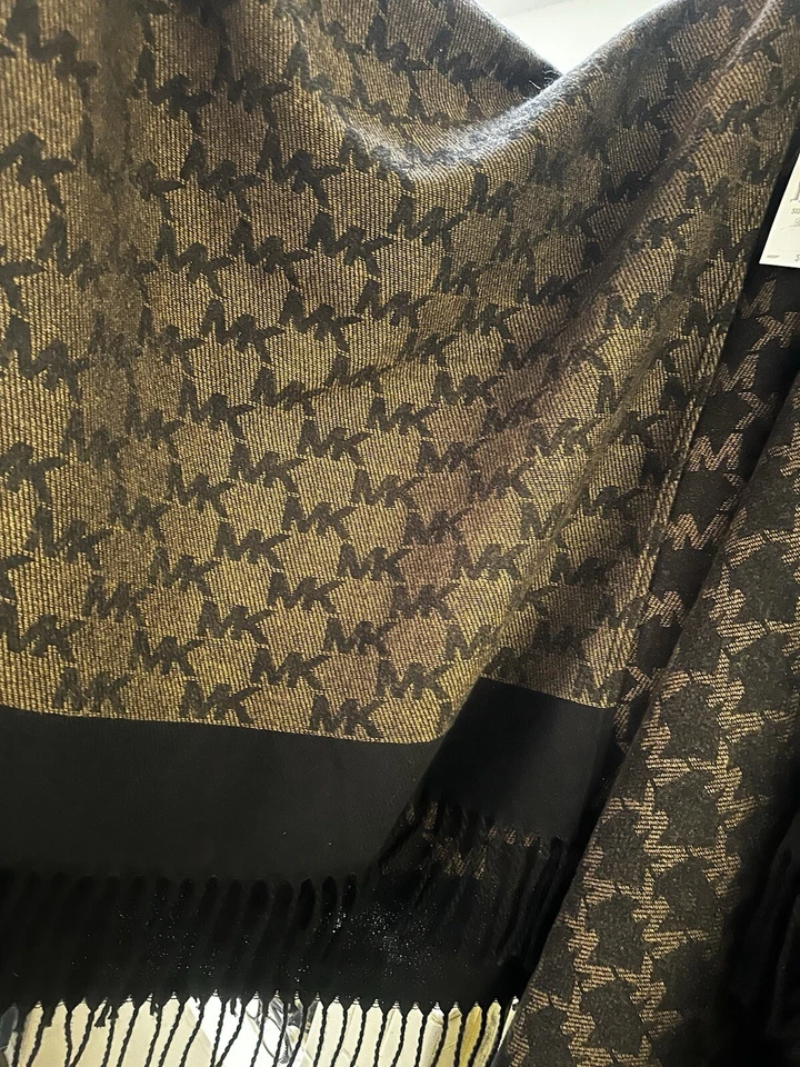 Nuevo con etiquetas Chal Michael Kors Firma MK Logo Jacquard Capa Envoltura Talla Única Foto 4 de 4