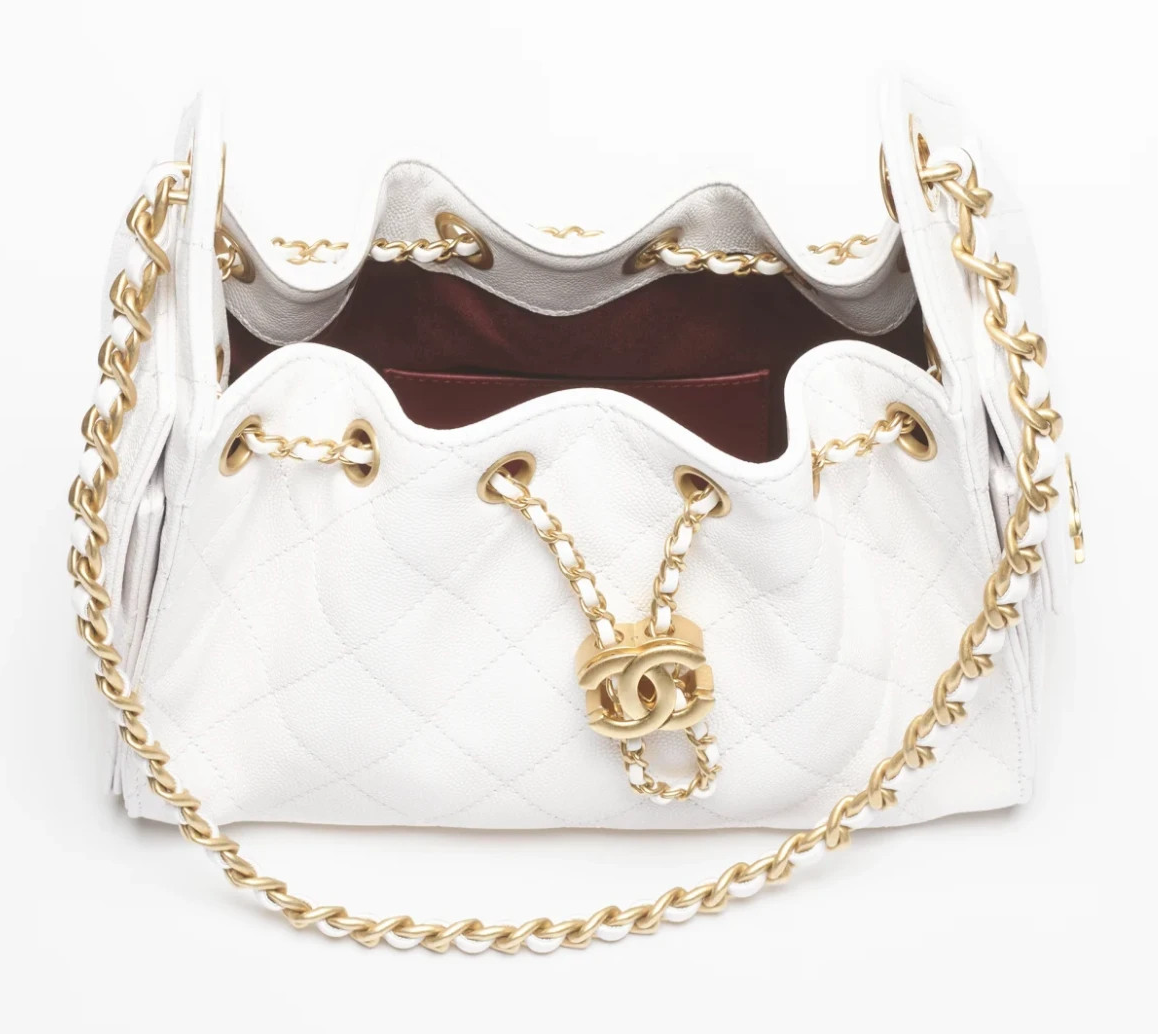 CHANEL ホワイト ミニバッグ Chanel 25 mini handbag, Braided raffia, calfskin & gold-tone metal