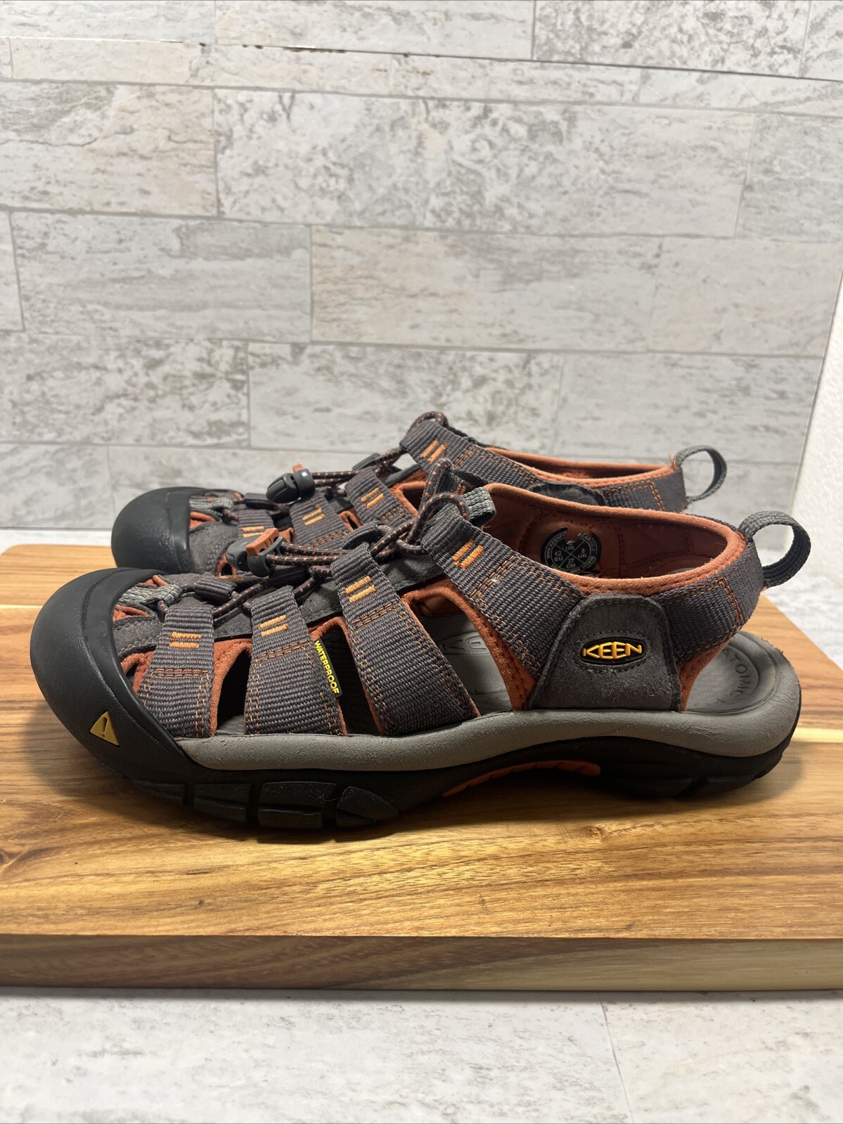 Sandali Keen Newport H2 da uomo taglia 9 casual escursionismo arancione bruciato grigio usati in ottime condizioni
