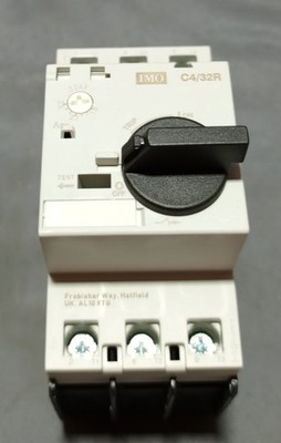 IMO C4/32R-2, 5 Circuit Breaker
