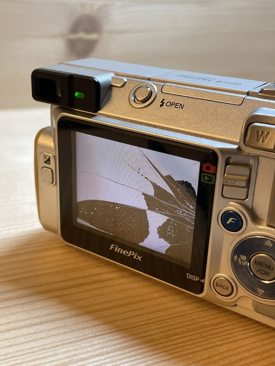 Fujifilm FinePix E500 ~ 4.1MP 3x Zoom ~ Digital Camera Silver
