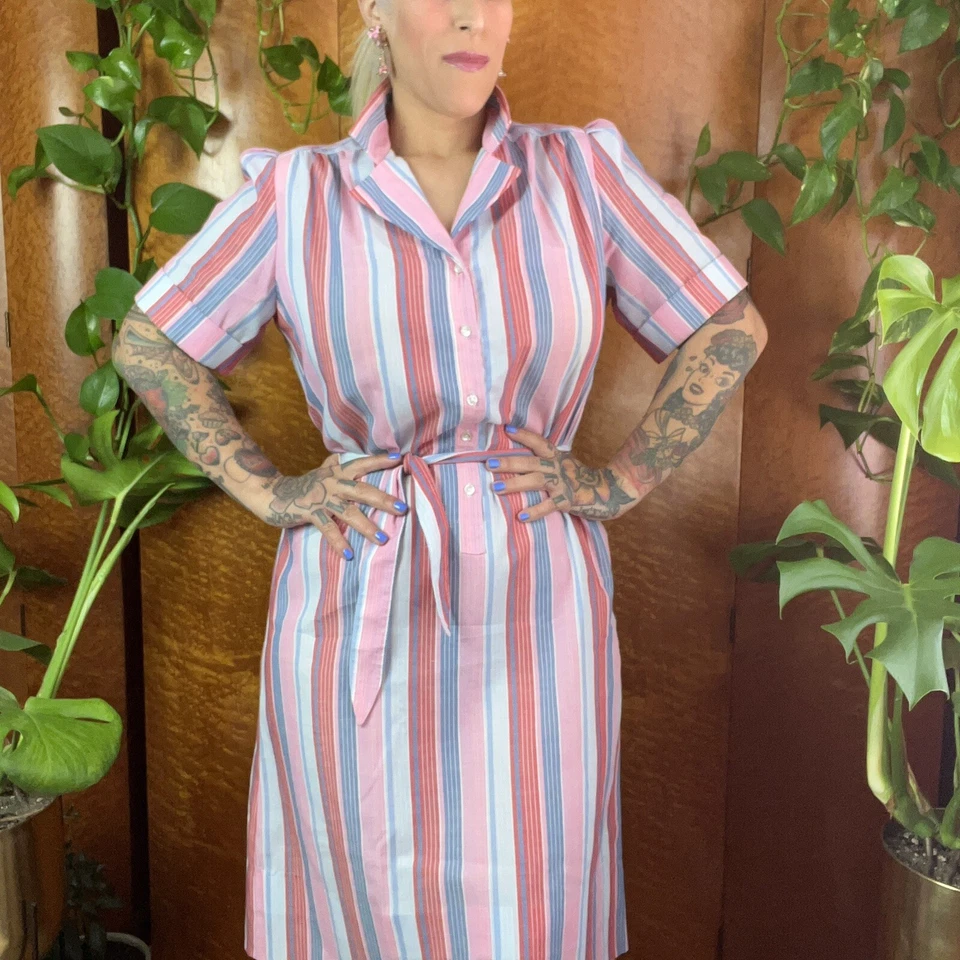 Vestido de cintura listrado vintage anos 70 listras rosa e azuis anos 70 gola entalhada M G - Imagem 3 de 4