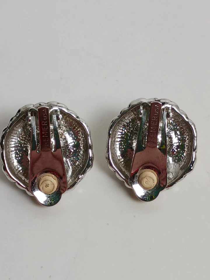 Pendientes de clip de perlas de imitación Premier Designs de 1" hechos en EE. UU. Foto 4 de 4