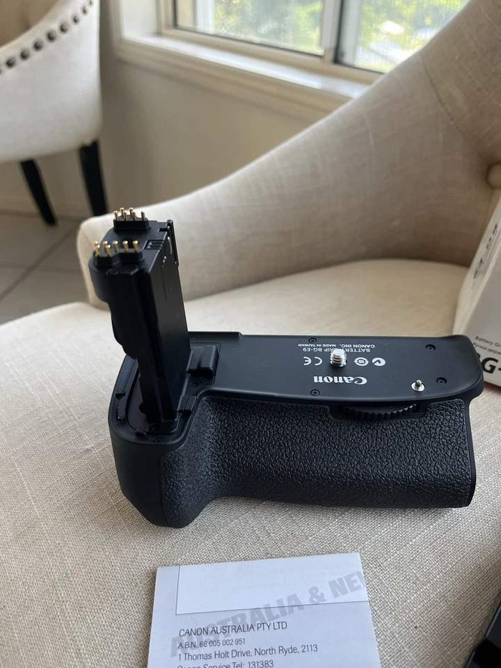 Canon BG-E9 Battery Grip – 100% Mint + Box + Warranty! (60D & 7D) - image 2 of 4