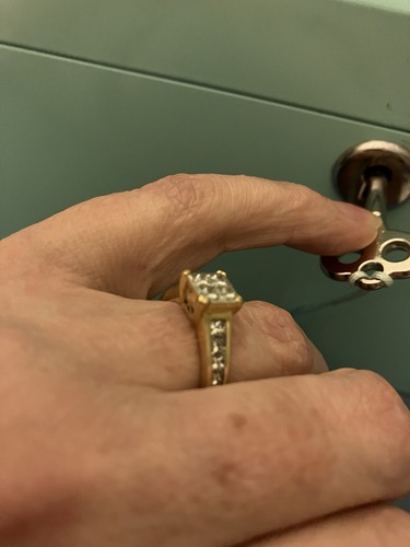 18CT YELLOW GOLD NATURAL DIAMOND ENGAGEMENT/DRESS RING SIZE H & 1/2 VALUE $4000 - Picture 5 of 10