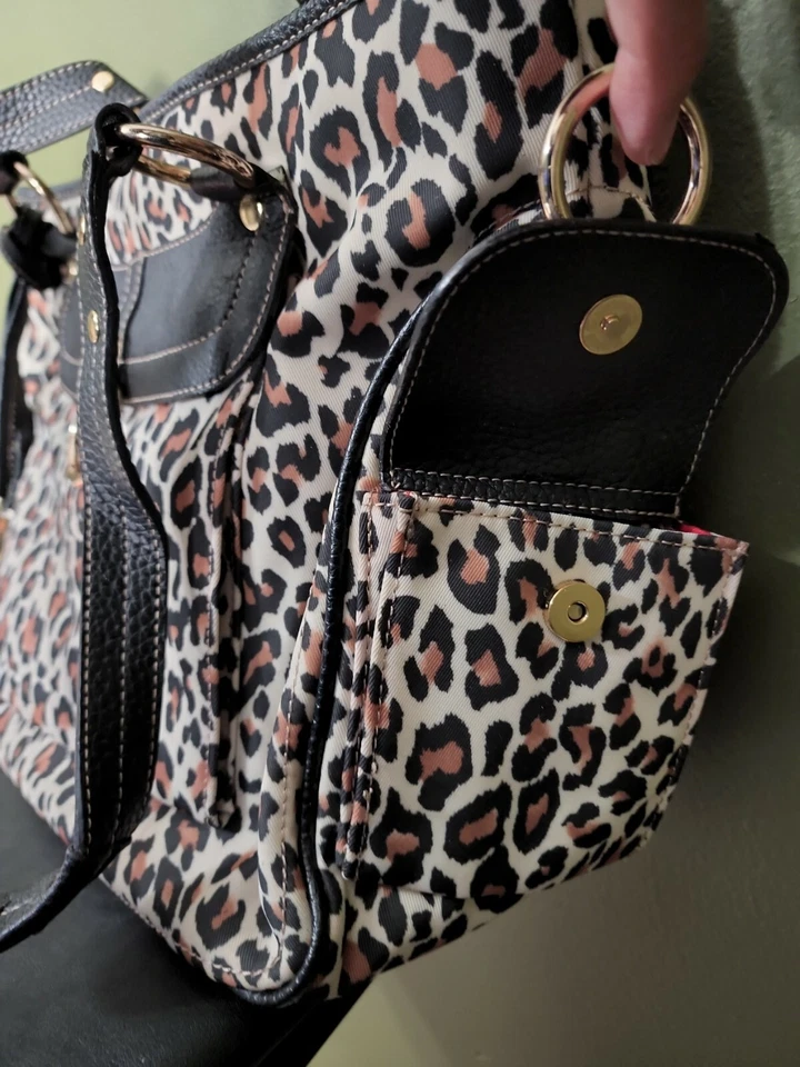 Cartera MAXX NEW YORK Multi-Compartimento Estampado Guepardo con Forro Rojo Satinado Foto 3 de 4