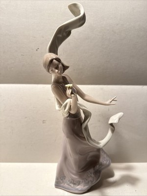LLADRO #6251 ''WIND OF PEACE'' FIGURINE GIRL LADY WITH THREAD READ NO BOX