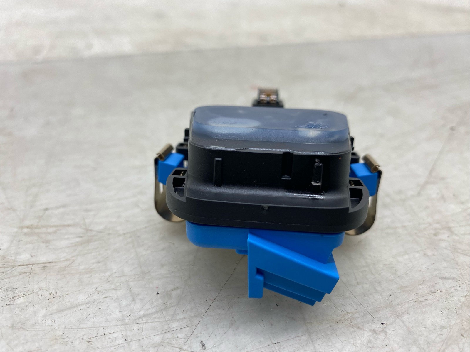 2020-2025 ASTON MARTIN DBX FRONT WINDSHIELD RAIN SENSOR 2139002824 OEM
