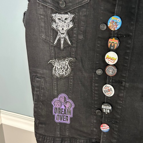 Old Navy Mens Large Black Denim Battle Vest WWE Wrestling Patches Pins Custom - Afbeelding 2 van 10