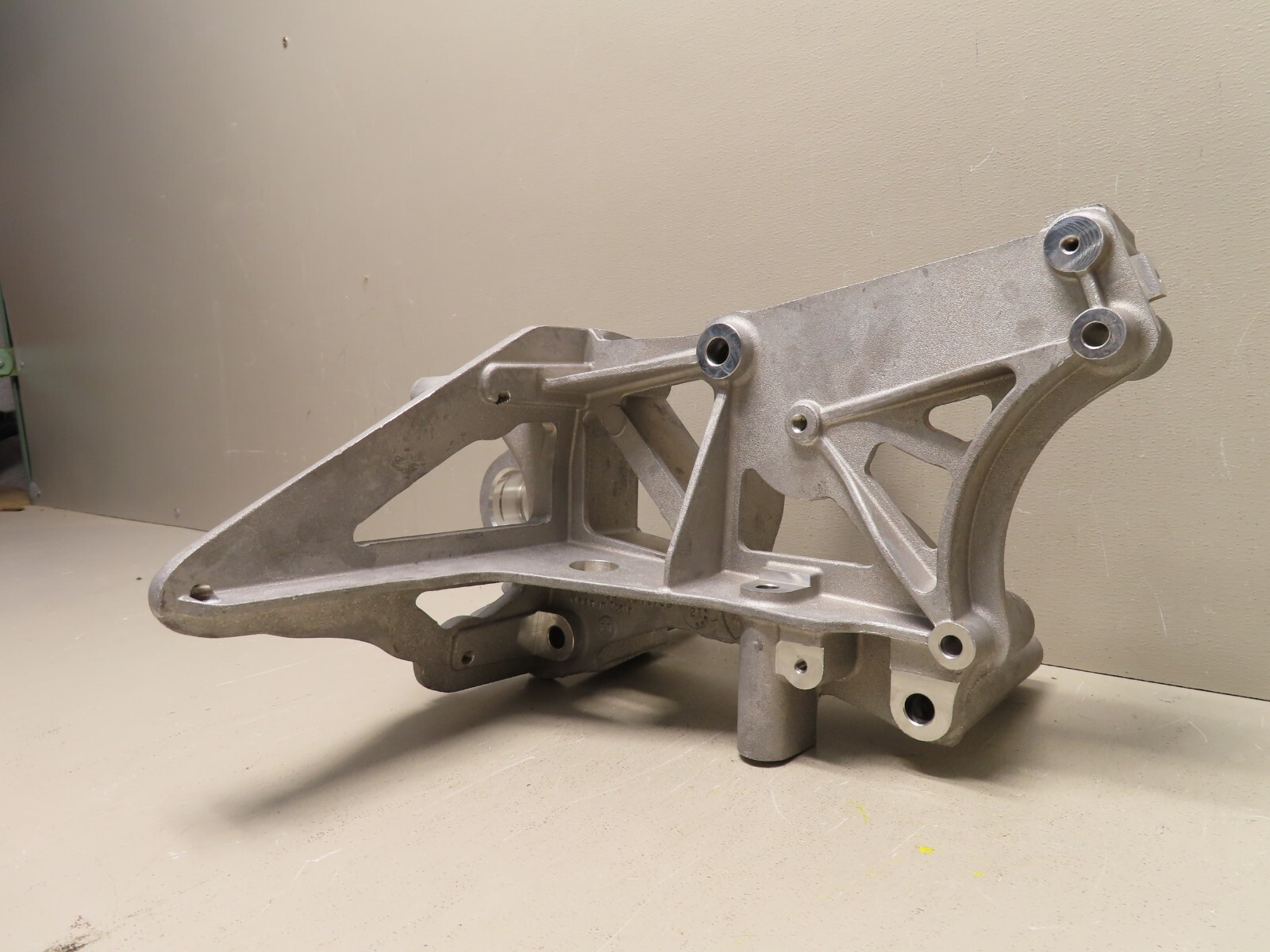 LAMBORGHINI AVENTADOR REAR HEAD TIMING ALTERNATOR AC PUMP BRACKET OEM 470903103G
