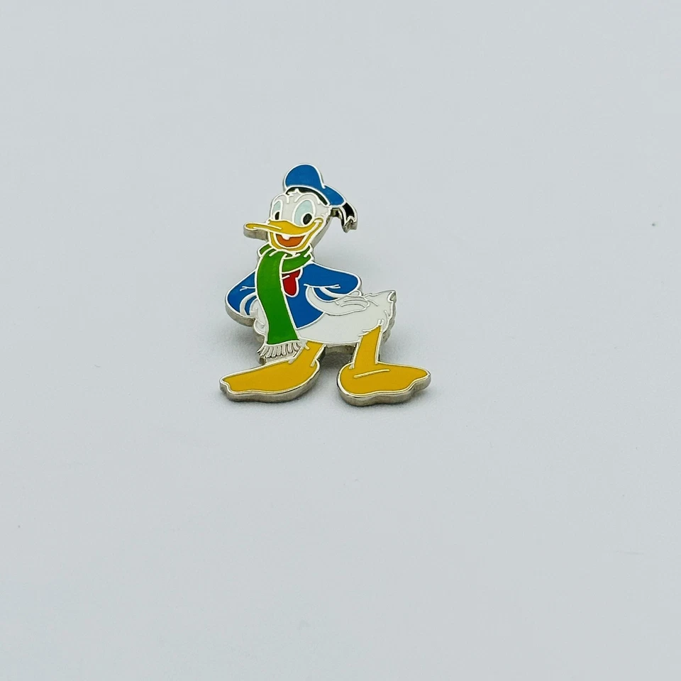 Disney Donald Duck Happy Smiling Standing W Green Winter Scarf Pin Trading 2005 - Image 3 of 4