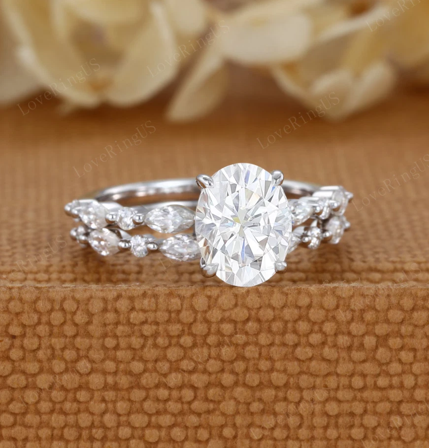 Conjunto de anillo de compromiso nupcial de moissanita de oro blanco sólido de 14k corte ovalado de 2,50 Tcw Foto 3 de 4