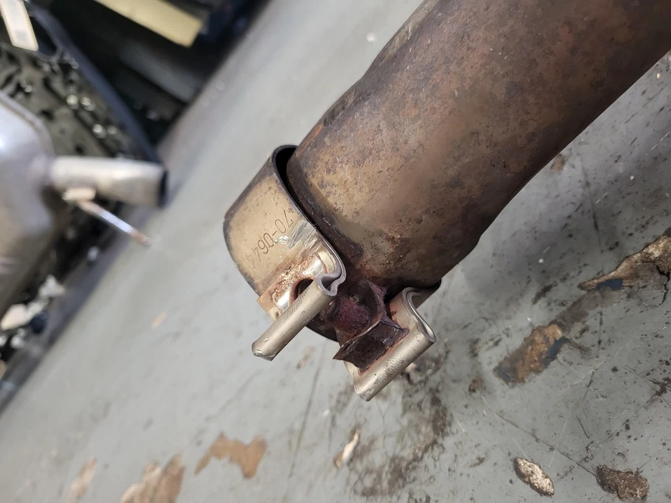 Tubo silenciador de escape central Maserati 2014-2021 Quattroporte 3,0 L AWD usado OEM Foto 3 de 4