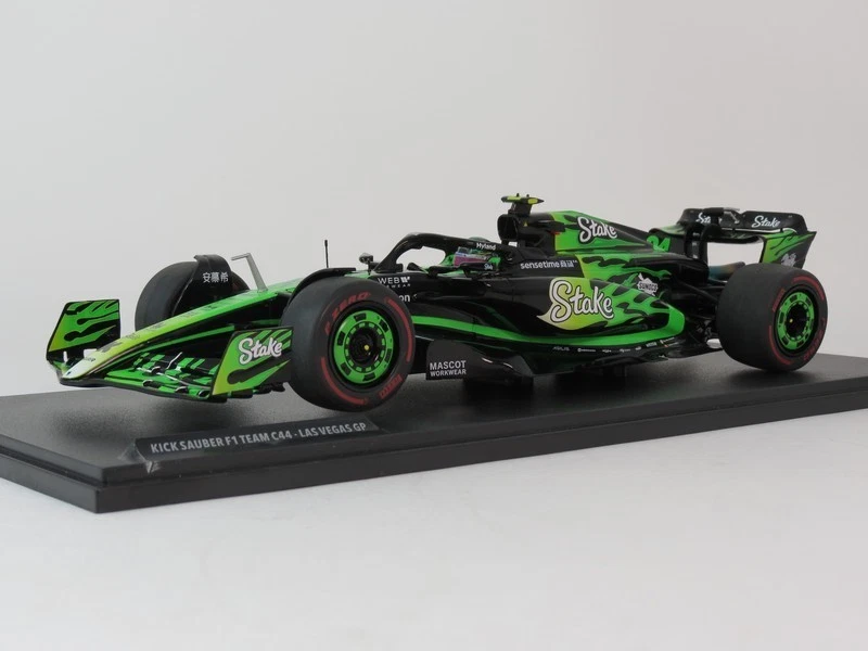 Solido Kick Sauber C44 #24 Guanyu Zhou Las Vegas GP 2024 1/18 S1814103 - Immagine 2 di 4