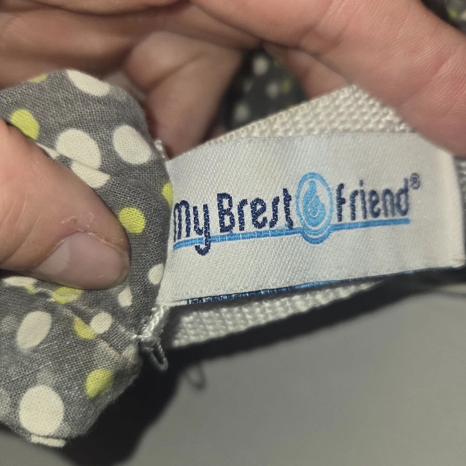 Funda de almohada de enfermería My Brest Friend gris de tela a lunares con cremallera Foto 2 de 4
