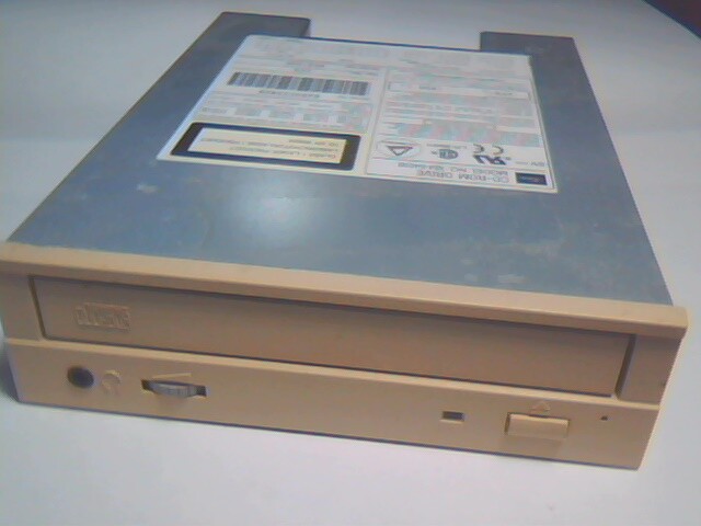 CD-ROM Drive Toshiba XM-5401B 005 50-pin SCSI February 1996 CI