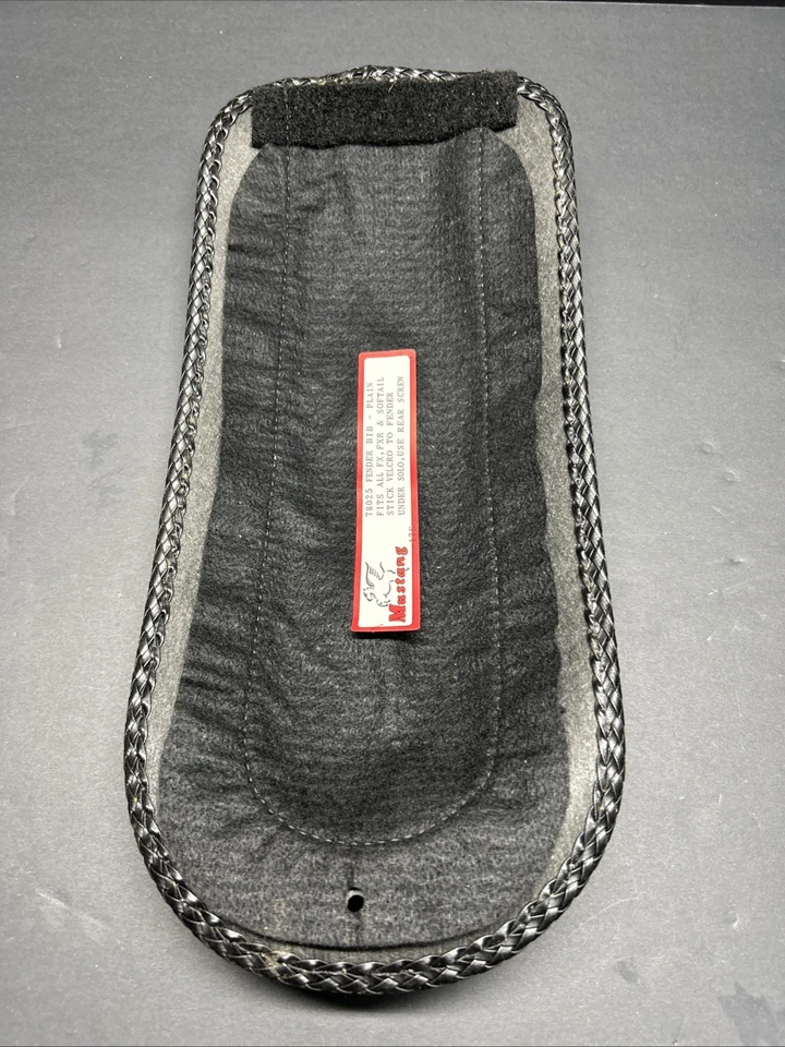 Babero Mustang Fender cuero negro liso 78025/86-05 cola suave Foto 3 de 4