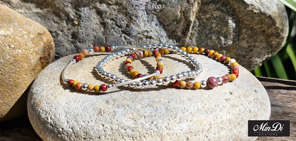 Pulseras apilables hechas a mano con plata de ley y jaspe mookaita. Foto 4 de 4