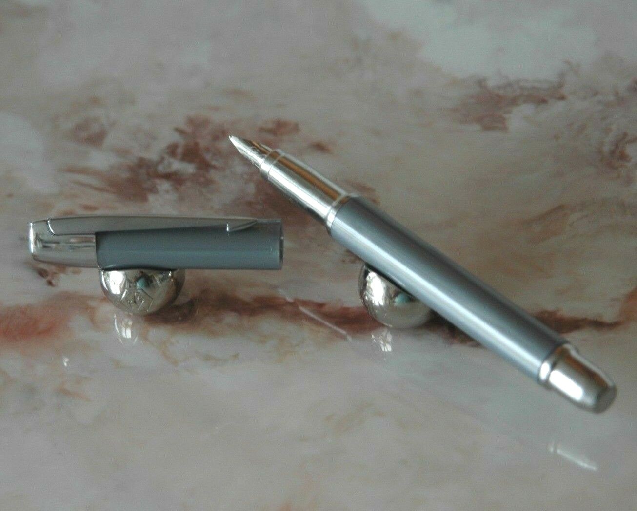Stylo plume PARKER IM gris métallique G67, élégance et finitions chromées