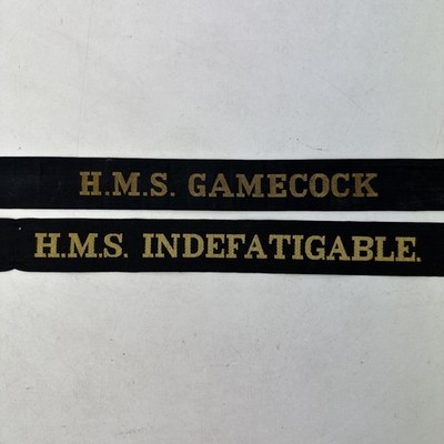 Ein Paar Royal Navy Mütze Tally s dazu, HMS Gamecock und HMS Indefatigable