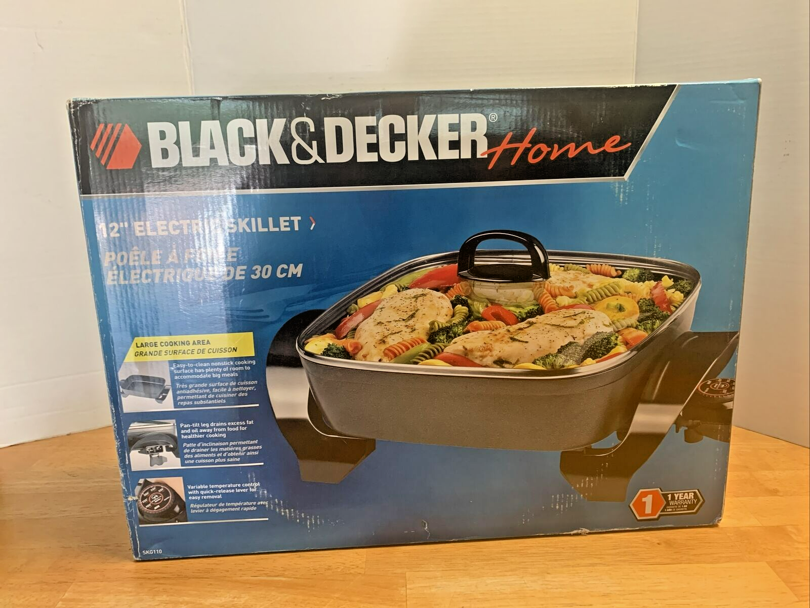 Black & Decker 12 Inch Electric Skillet with Glass Lid. A