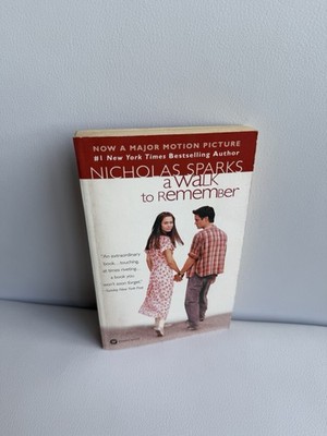 A Walk to Remember Nicholas Sparks paperback  
