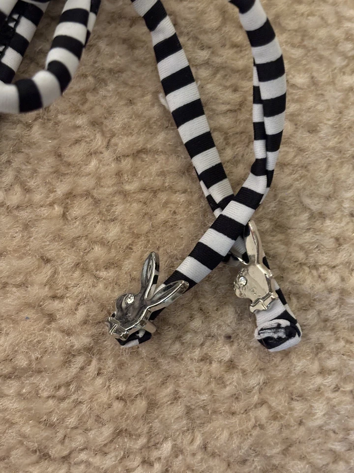 BIQUÍNI PLAYBOY PRETO E BRANCO LISTRADO CABEÇA DE COELHO MAIÔ TAMANHO MÉDIO - Imagem 3 de 4