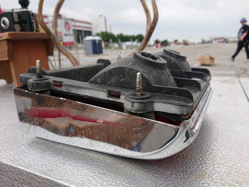 1974 庞蒂亚克大奖赛后尾灯组件。 二手 — 第 4/4 张图片