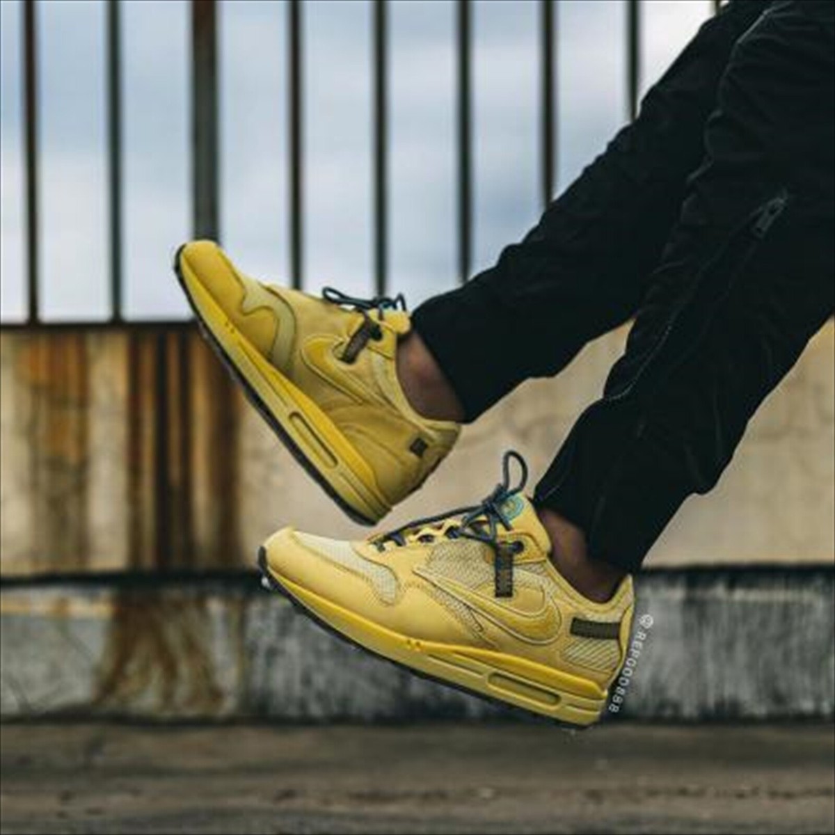 air max 1 x cactus jack saturn gold