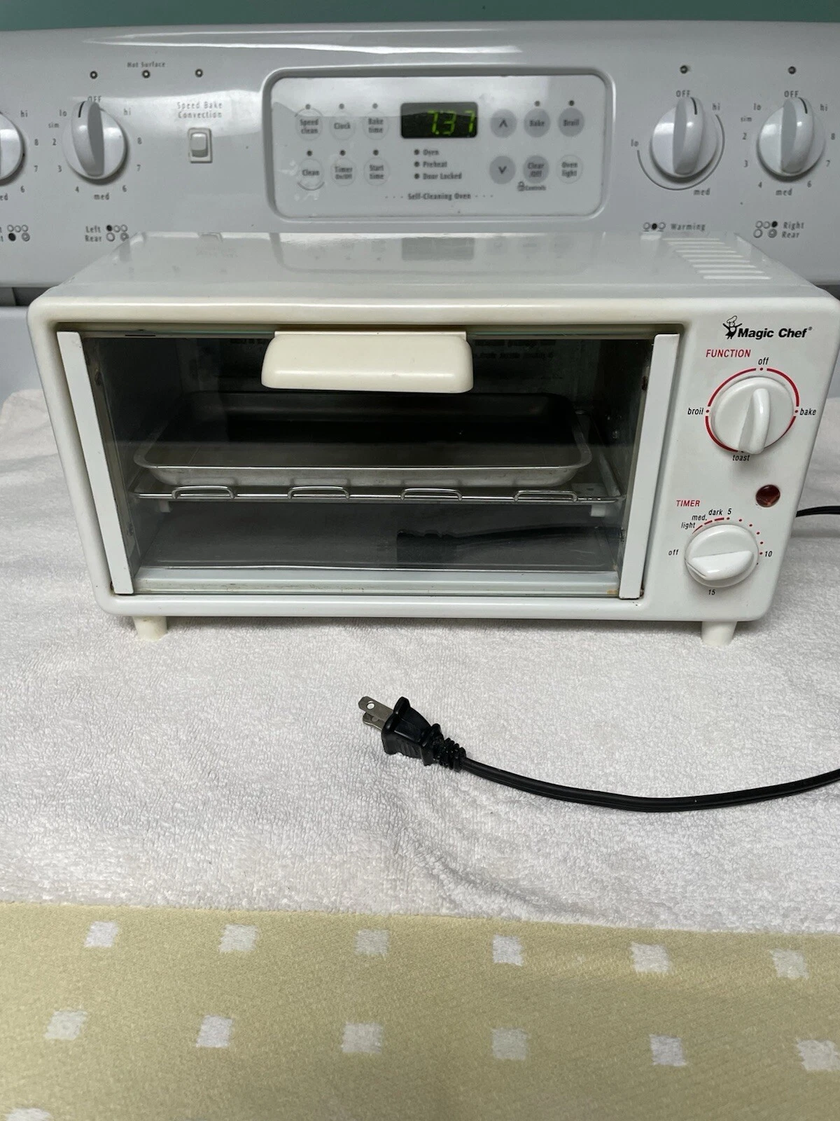 Magic Chef Mini Toaster Oven & Broiler Model 678 White with Rack and tray