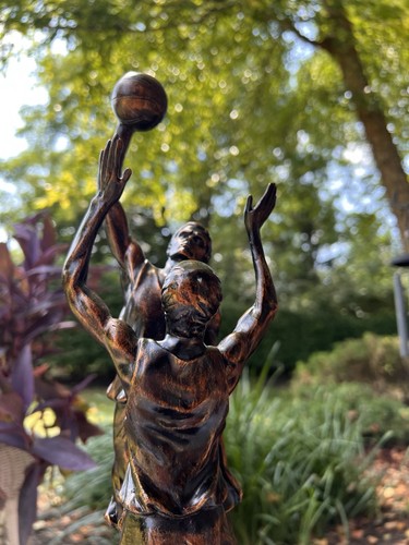 Escultura de resina de dos jugadores de baloncesto montada en base. Ver fotos reparación. - Imagen 9 de 16