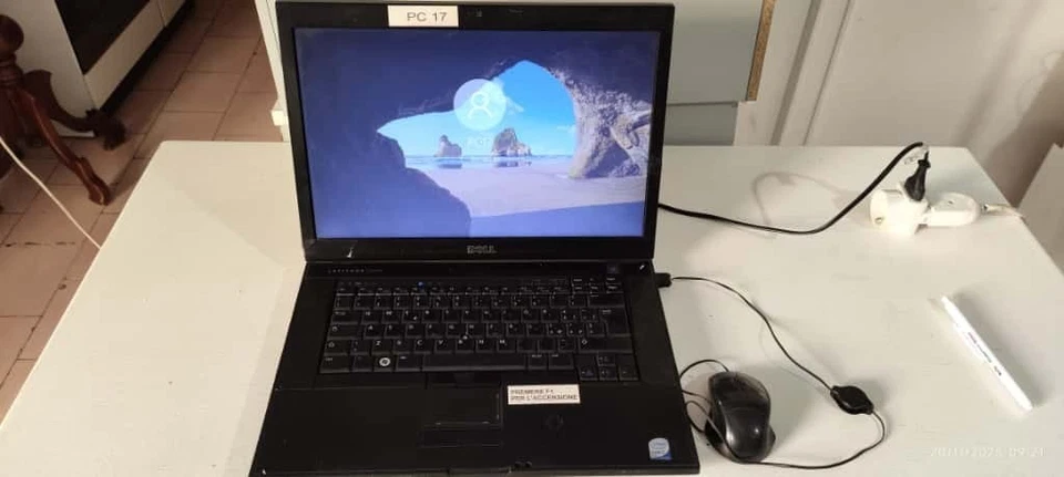 PC NOTEBOOK PORTATILE DELL CON MOUSE E CARICATORE - Immagine 2 di 4