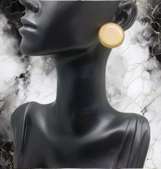 Pendientes de disco vintage de los años 80 tono dorado esmalte crema pasarela de alta costura perforada Foto 4 de 4