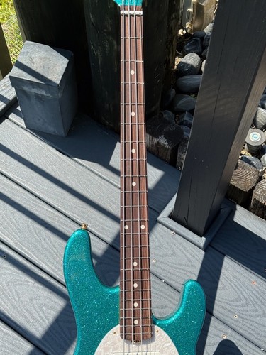 2022 Music Man Stingray Special HH basso oltraggioso turchese scintillante con oro!! - Foto 8 di 15