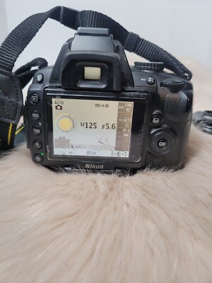 Nikon D5000 Digital SLR Camera w/ AF-S DX Nikkor 18-55mm 1:3.5-5.6