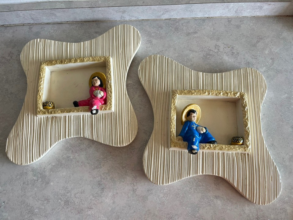 Authentic 1950s chalkware sitter plaques — the kind of atomic-age kitsch that stops thrift-store hunters dead in their tracks.