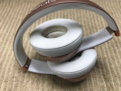 BEATS BY DR. DRE SOLO 3 WIRELESS ROSE GOLD A1796 GOOD CONDITION Ships Free!! - Picture 3 of 6