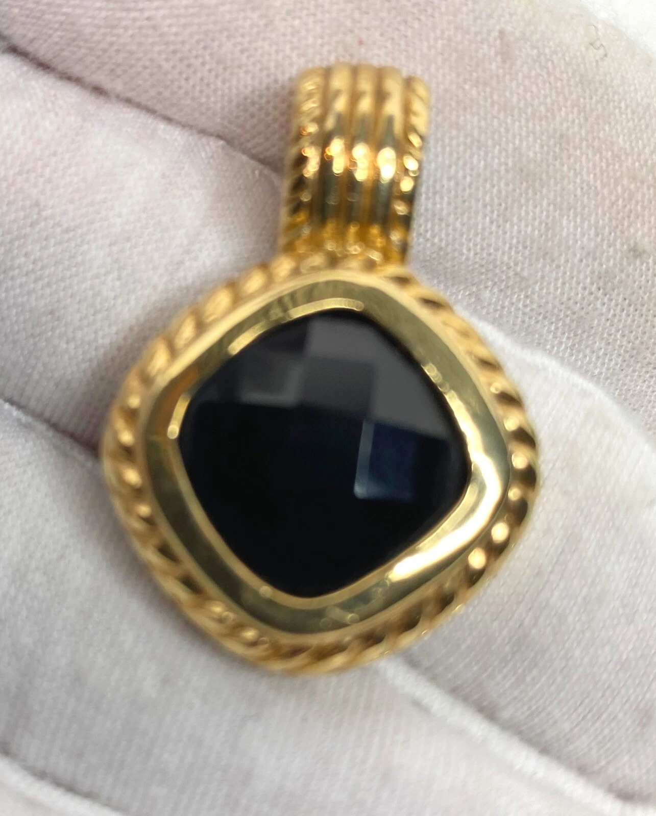 VETEMENTS Ciondolo donna tono oro con pietra nera moda