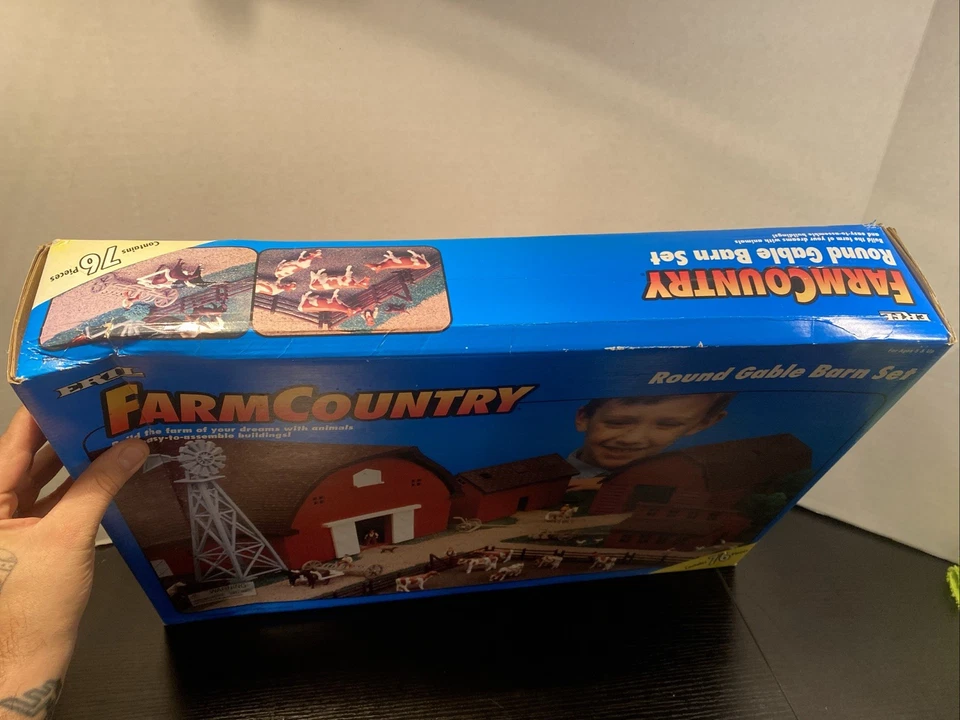 ERTL Farm Country Round Gable Barn Set 1997 Open Box Sealed Contents ! - Image 2 of 4
