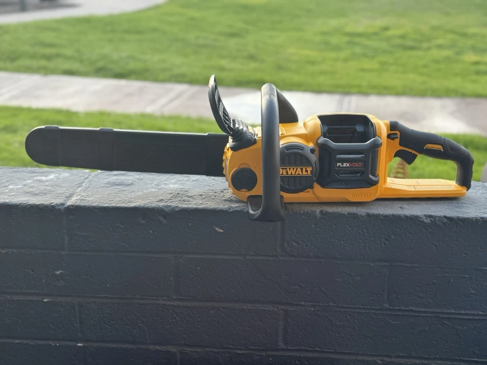 Motosierra inalámbrica de iones de litio DeWALT DCCS670B 60V MAX FLEXVOLT 16" - Herramienta desnuda Foto 3 de 4