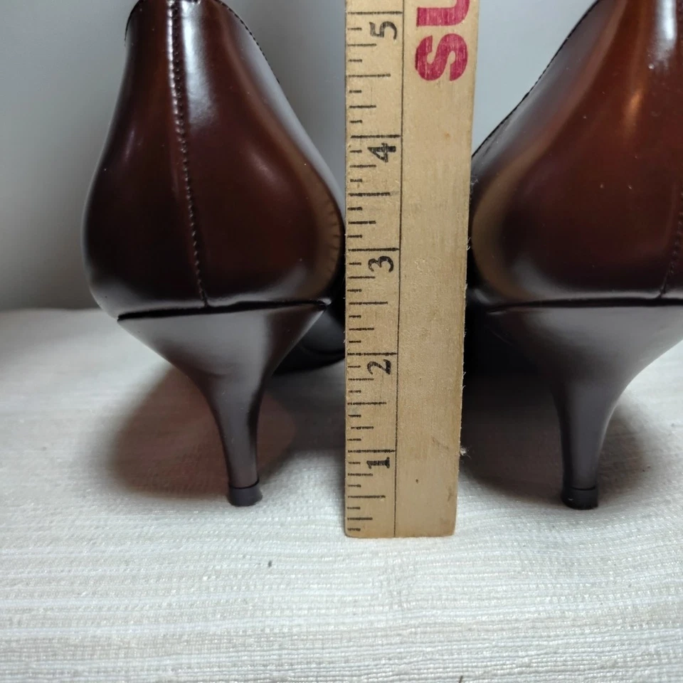 STUART WEITZMAN Cuero Chocolate 9.5 M Coqueta Clásica Spike  Foto 4 de 4