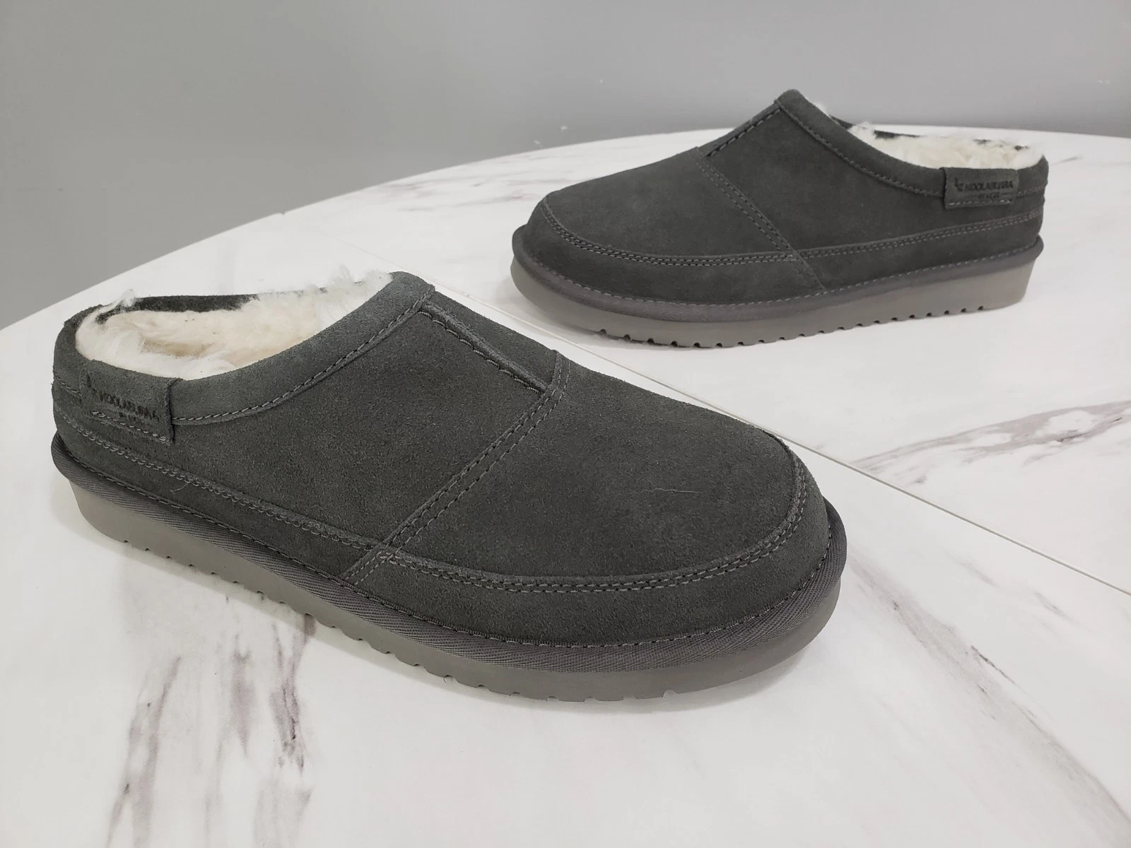 NUOVO SENZA SCATOLA Ciabatta Uomo Koolaburra by UGG Grigio Graisen (1115871) Taglia 8
