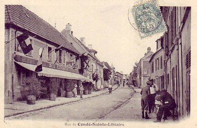 CPA 77 ca. Meaux Serris CONDE-SAINTE-LIBIAIRE Une Rue. RESTAURATORMÄNNCHEN. 1903