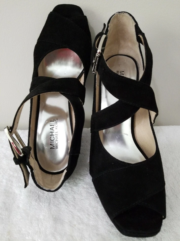 Sandalia Michael Kors con correa al tobillo con dije de cuña talla 8 1/2M Foto 4 de 4