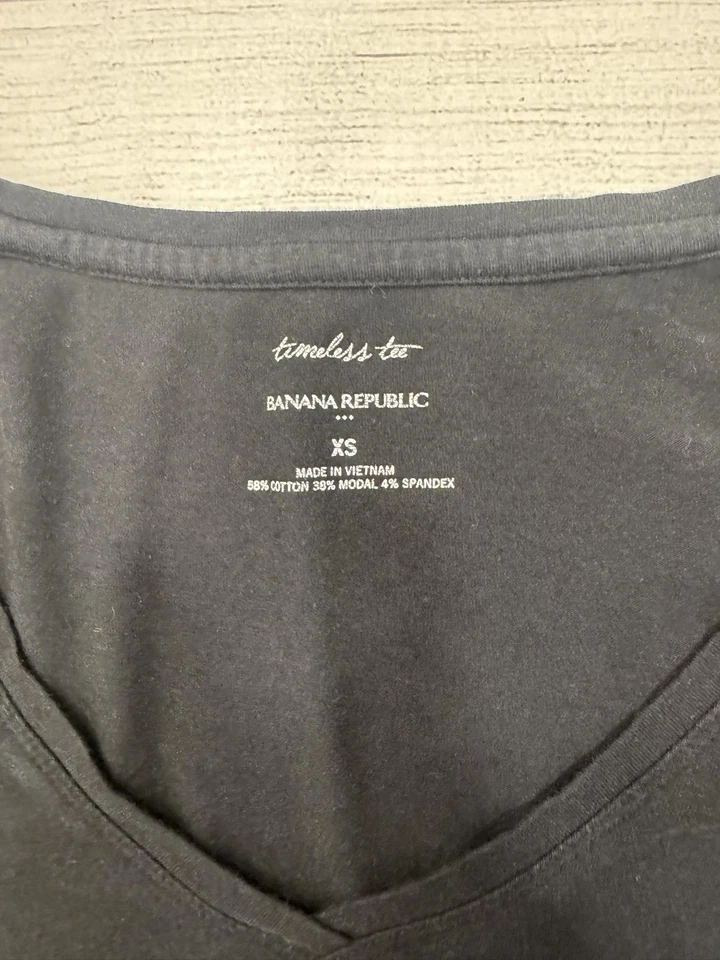 Camisa Banana Republic para mujer XS negra camiseta atemporal cuello en V manga corta elástica Foto 2 de 4