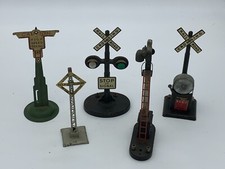 HUGE LOT OF 14 LIONEL AND MARX TRAIN SIGNALS LAMP POST