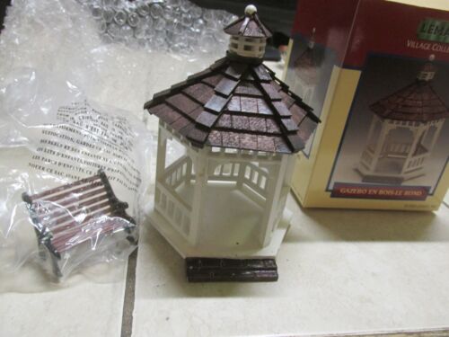2002 Lemax Village Collection Wooden Gazebo - Round for Christmas Village Bench - 第 1/2 張圖片
